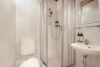 Küche; küchengeräte, holzboden, tageslicht, moderner stil