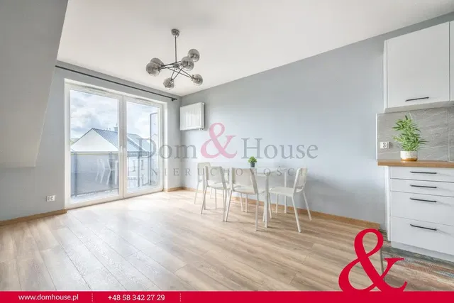 Дневна соба; дрвени под, природно светло, модерни стил