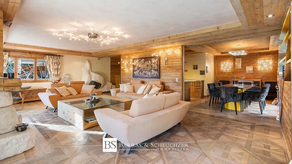 Kuhinja; kuhinjski aparati, drveni pod, prirodno svjetlo, moderni stil