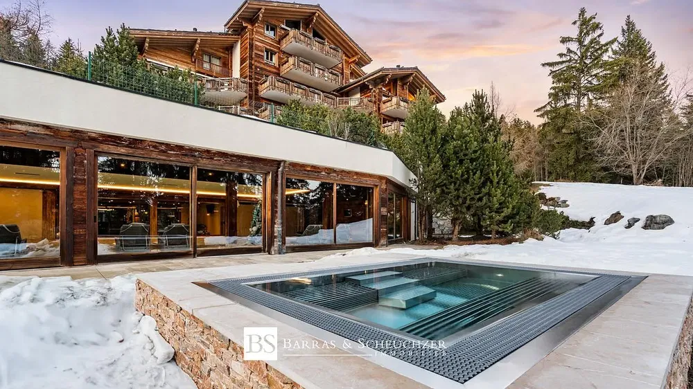 Dnevna soba; drveni pod, prirodno svjetlo, moderni stil