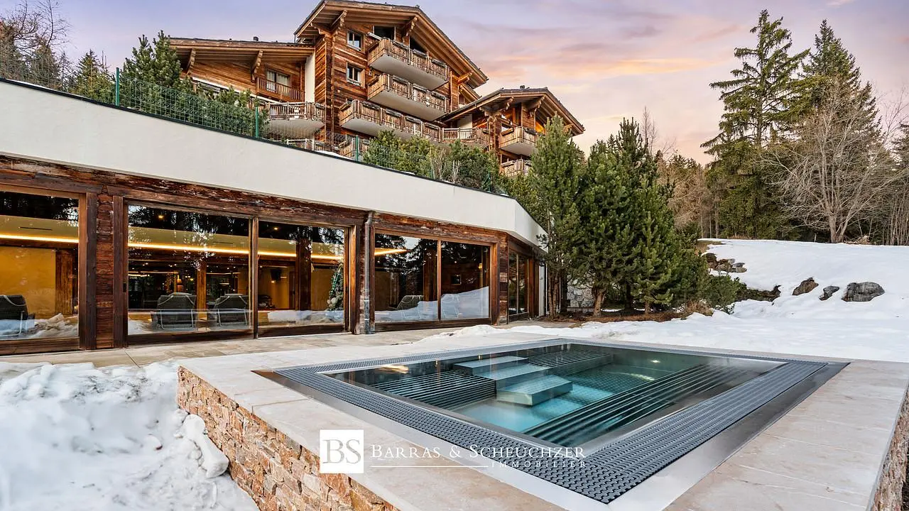 Dnevna soba; drveni pod, prirodno svjetlo, moderni stil