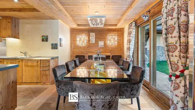 Kuhinja; kuhinjski aparati, drveni pod, prirodno svjetlo, moderni stil