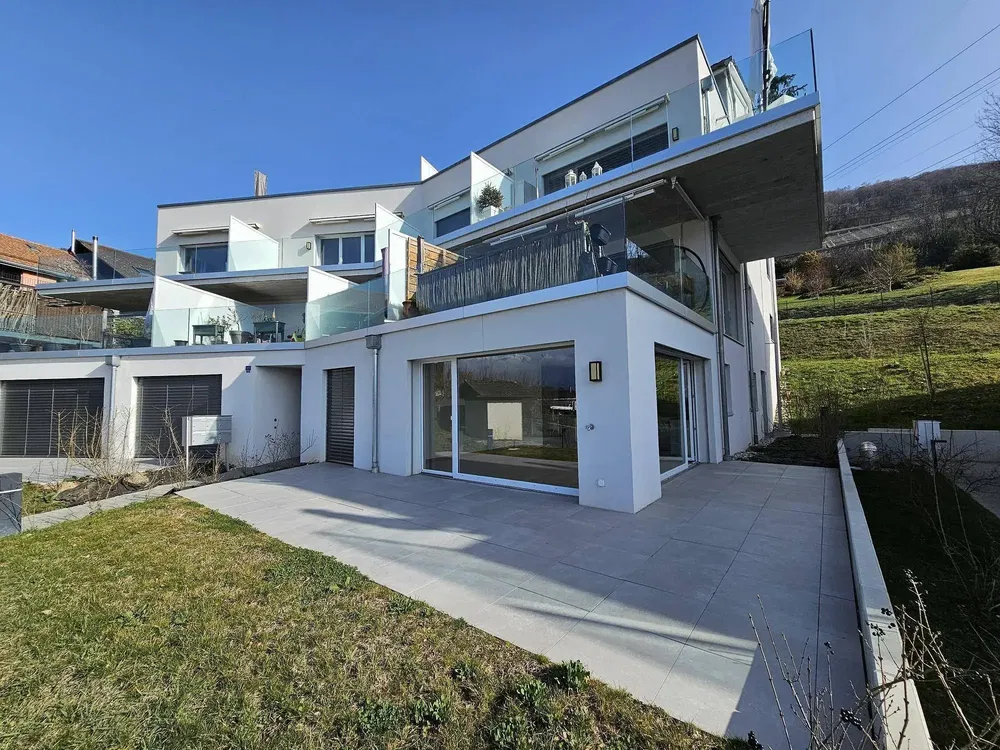 Küche; küchengeräte, holzboden, tageslicht, moderner stil