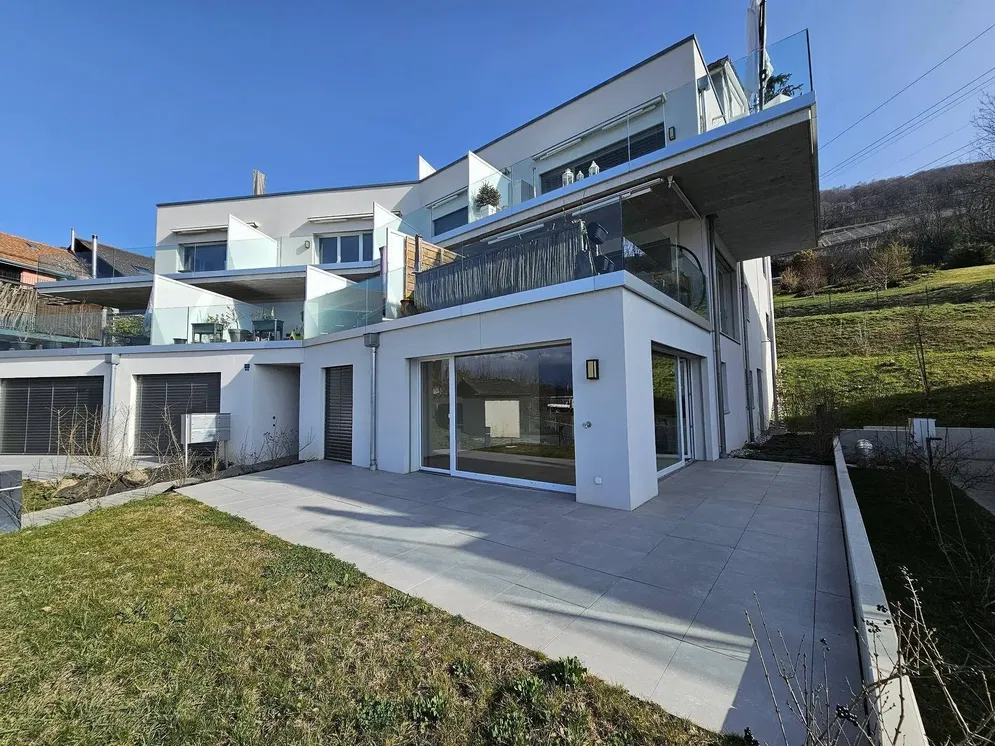 Küche; küchengeräte, holzboden, tageslicht, moderner stil