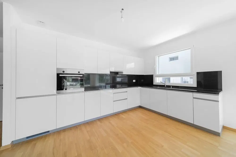 Küche; küchengeräte, holzboden, tageslicht, moderner stil