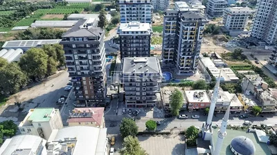 Σαλόνι; ξύλινο πάτωμα, φυσικό φως, μοντέρνο στυλ