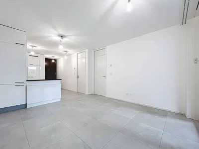 Küche; küchengeräte, holzboden, tageslicht, moderner stil