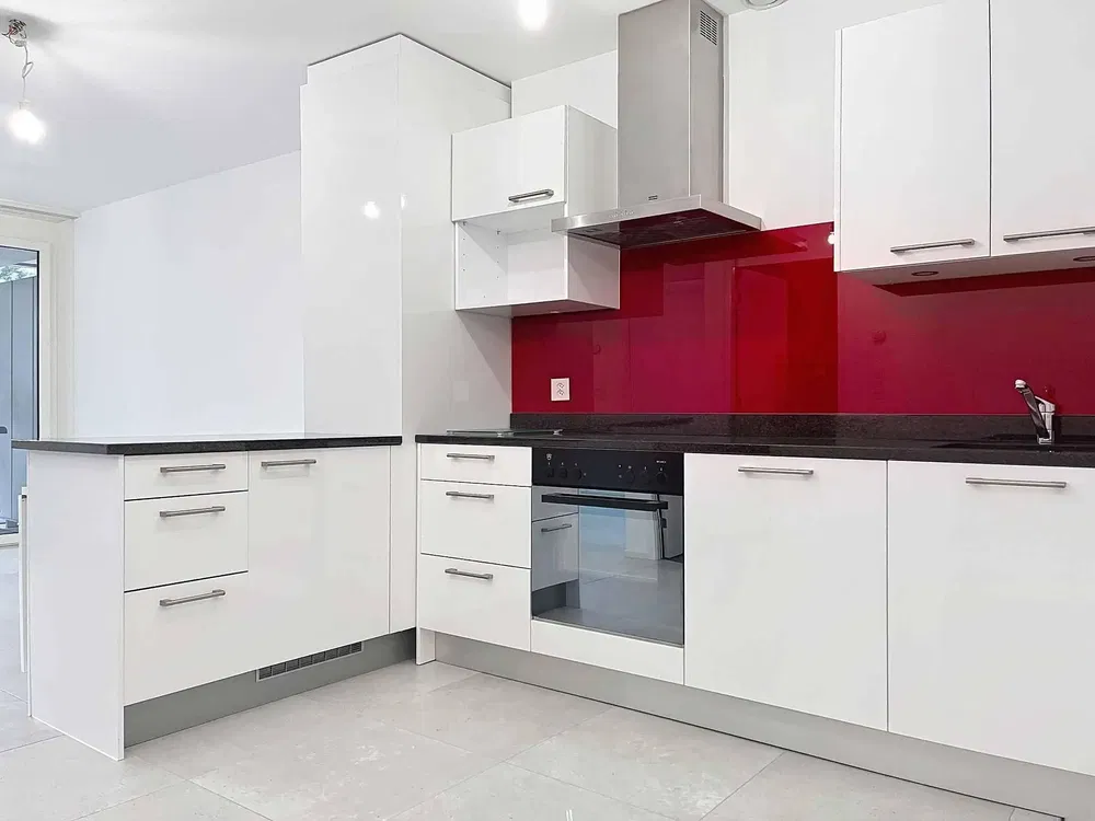 Küche; küchengeräte, holzboden, tageslicht, moderner stil