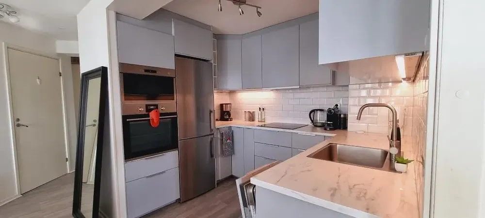 Cuisine; électroménager, parquet, lumière naturelle, style moderne