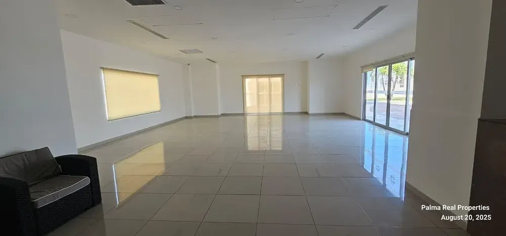 Keuken; keukenapparatuur, houten vloer, natuurlijk licht, moderne stijl