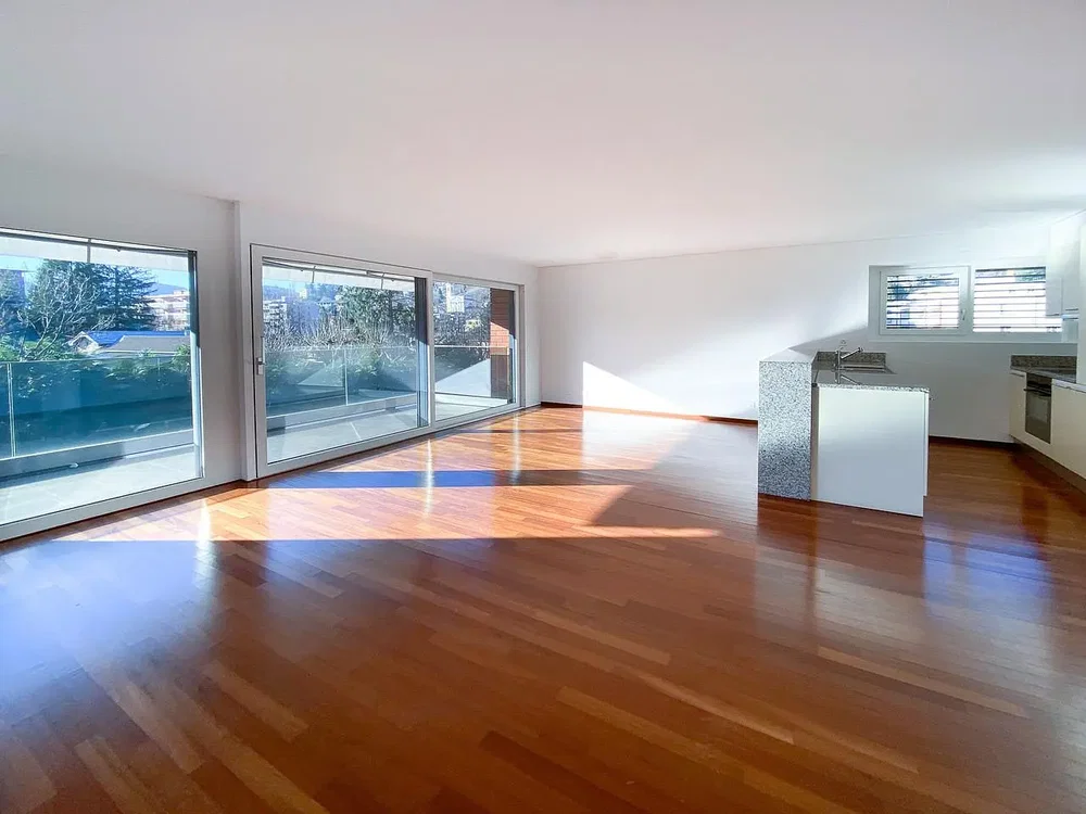 Wohnzimmer; holzboden, tageslicht, moderner stil