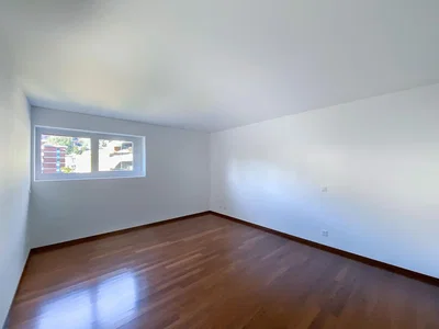 Wohnzimmer; holzboden, tageslicht, moderner stil