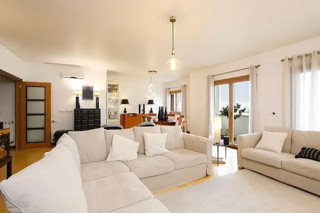 Küche; küchengeräte, holzboden, tageslicht, moderner stil