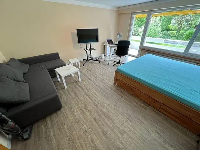 Cucina; elettrodomestici, pavimento in legno, luce naturale, stile moderno