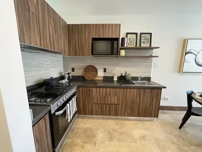 Cucina; elettrodomestici, pavimento in legno, luce naturale, stile moderno