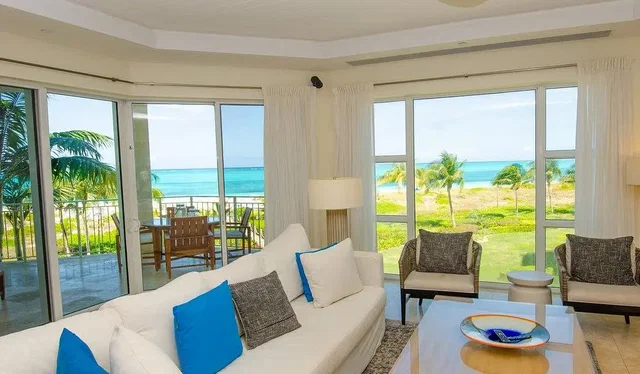 Κουζίνα; συσκευές κουζίνας, ξύλινο πάτωμα, φυσικό φως, μοντέρνο στυλ