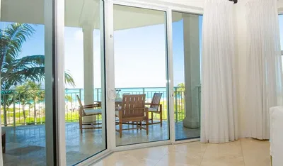 Cuisine; électroménager, parquet, lumière naturelle, style moderne