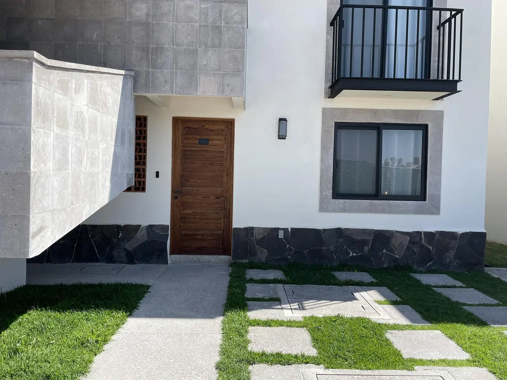 Soggiorno; pavimento in legno, luce naturale, stile moderno