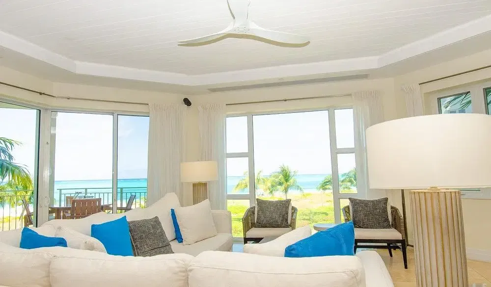 Cuisine; électroménager, parquet, lumière naturelle, style moderne