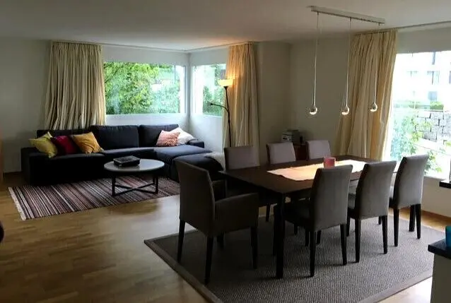 Cucina; elettrodomestici, pavimento in legno, luce naturale, stile moderno