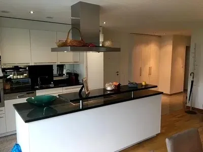 Cucina; elettrodomestici, pavimento in legno, luce naturale, stile moderno