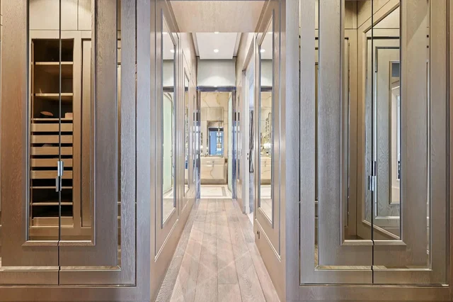 Cucina; elettrodomestici, pavimento in legno, luce naturale, stile moderno