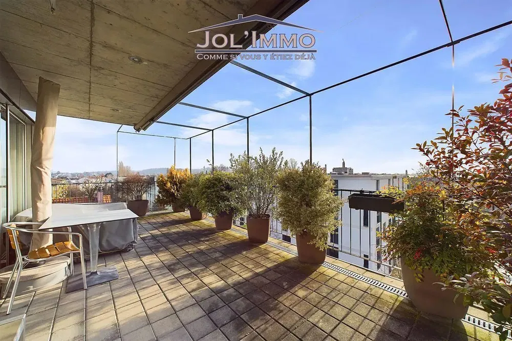 Küche; küchengeräte, holzboden, tageslicht, moderner stil