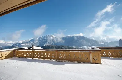 Κουζίνα; συσκευές κουζίνας, ξύλινο πάτωμα, φυσικό φως, μοντέρνο στυλ