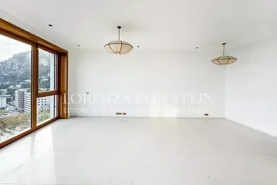 Sala de estar; chão de madeira, luz natural, estilo moderno