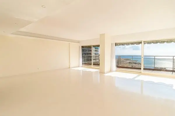 Cozinha; eletrodomésticos, chão de madeira, luz natural, estilo moderno