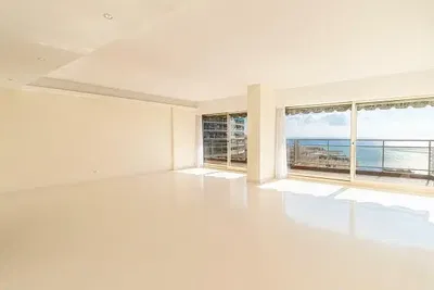 Cozinha; eletrodomésticos, chão de madeira, luz natural, estilo moderno