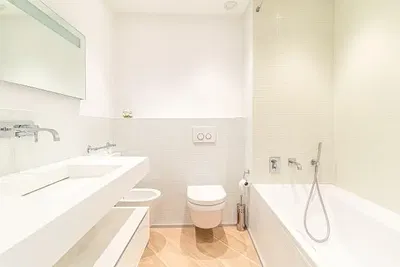 Cozinha; eletrodomésticos, chão de madeira, luz natural, estilo moderno