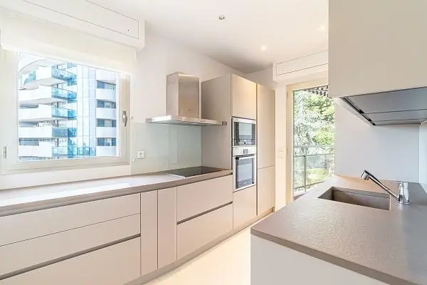 Cozinha; eletrodomésticos, chão de madeira, luz natural, estilo moderno