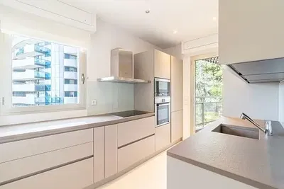 Cozinha; eletrodomésticos, chão de madeira, luz natural, estilo moderno