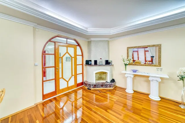 Κουζίνα; συσκευές κουζίνας, ξύλινο πάτωμα, φυσικό φως, μοντέρνο στυλ