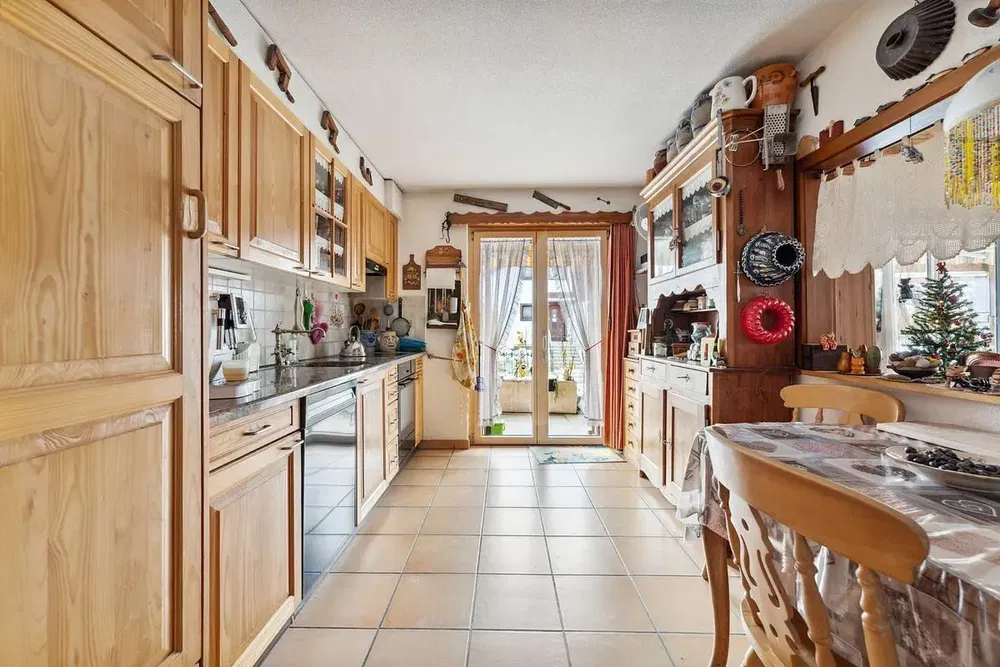 Kuchnia; sprzęt kuchenny, podłoga drewniana, światło dzienne, styl nowoczesny