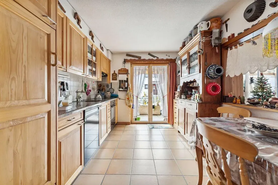 Kuchnia; sprzęt kuchenny, podłoga drewniana, światło dzienne, styl nowoczesny