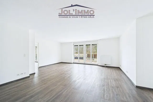 Cucina; elettrodomestici, pavimento in legno, luce naturale, stile moderno