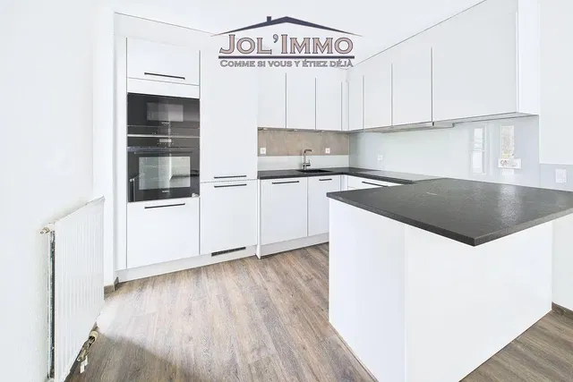 Cucina; elettrodomestici, pavimento in legno, luce naturale, stile moderno