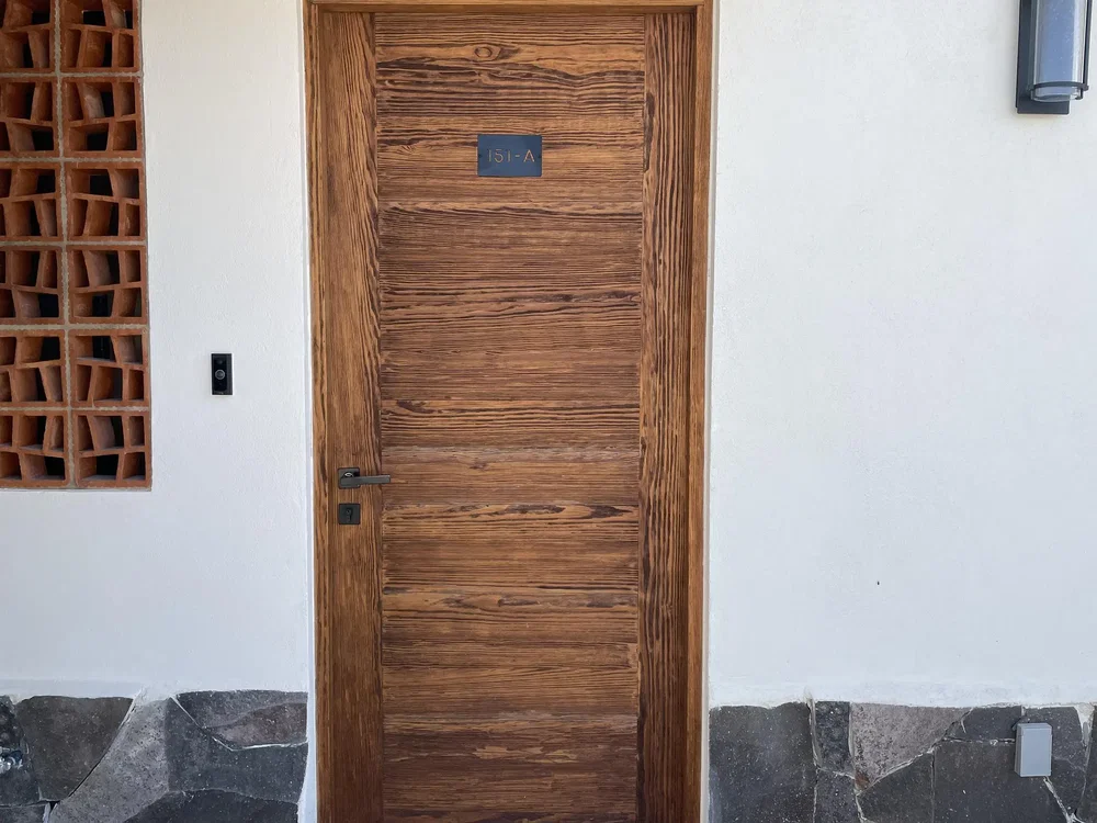 Cucina; elettrodomestici, pavimento in legno, luce naturale, stile moderno