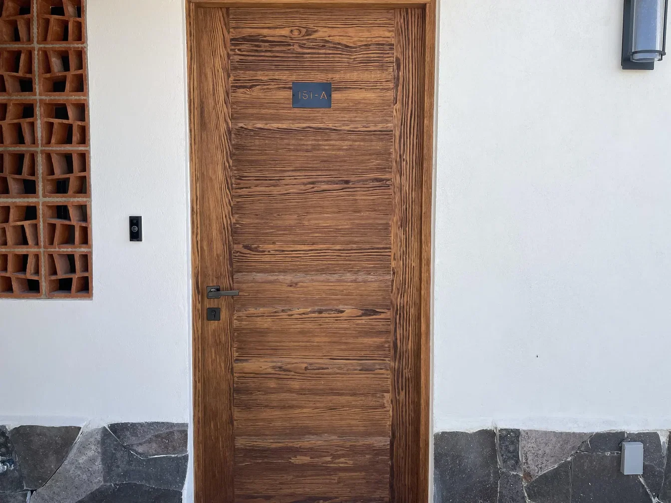 Cucina; elettrodomestici, pavimento in legno, luce naturale, stile moderno