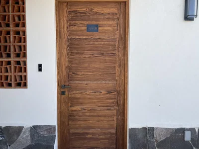 Cucina; elettrodomestici, pavimento in legno, luce naturale, stile moderno