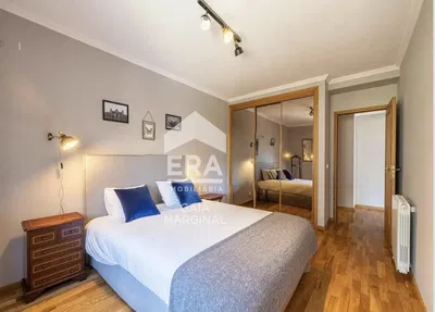 Kuhinja; kuhinjski aparati, drveni pod, prirodno svjetlo, moderni stil