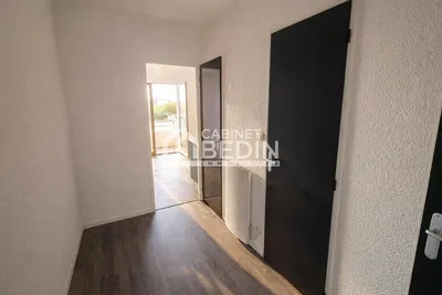 Cuisine; électroménager, parquet, lumière naturelle, style moderne