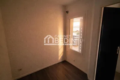 Obývačka; drevená podlaha, prirodzené svetlo, moderný štýl