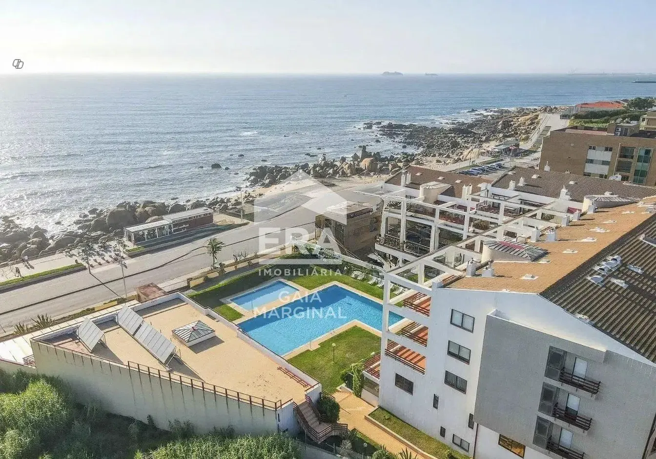 Σαλόνι; ξύλινο πάτωμα, φυσικό φως, μοντέρνο στυλ