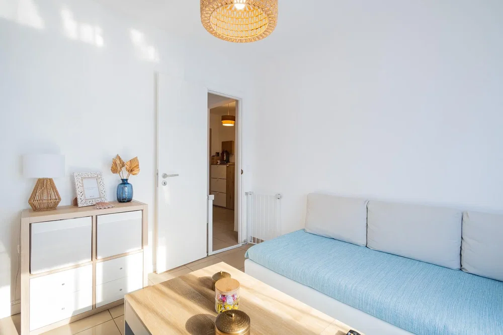 Salon; parquet, lumière naturelle, style moderne