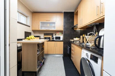 Küche; küchengeräte, holzboden, tageslicht, moderner stil