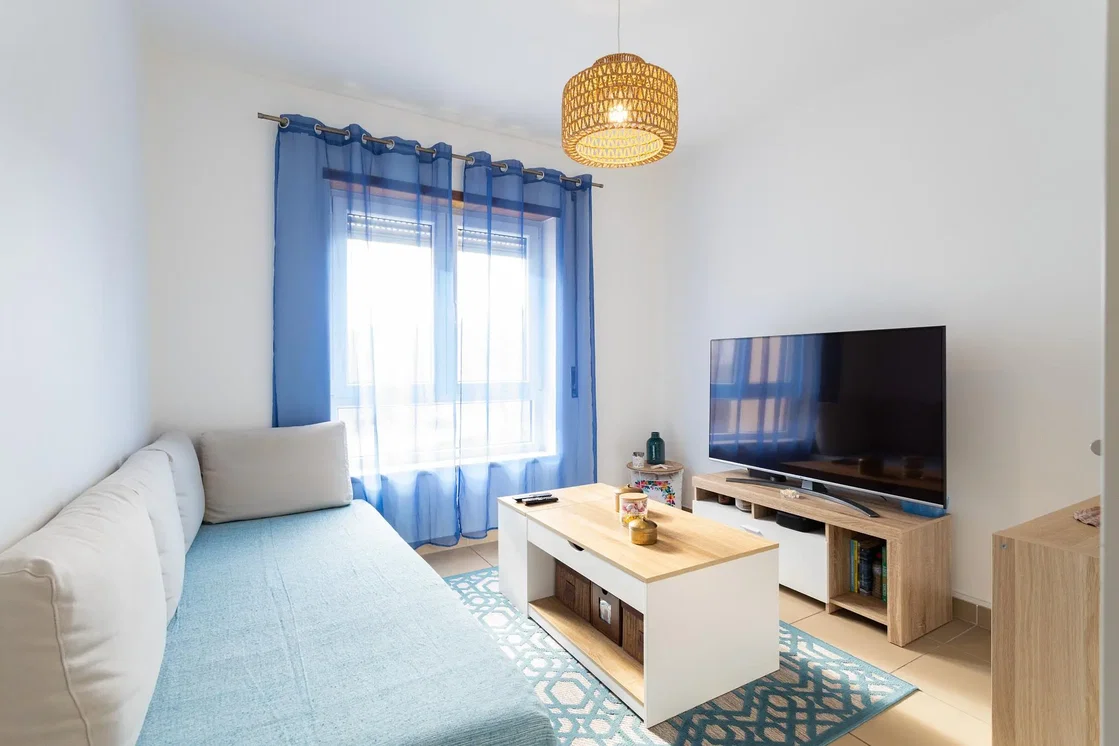 Cuisine; électroménager, parquet, lumière naturelle, style moderne
