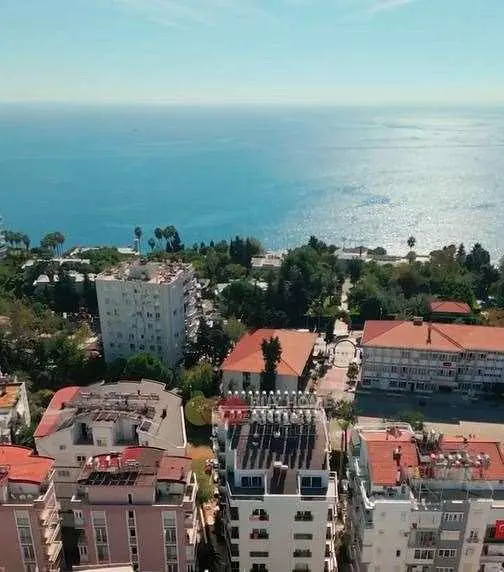 Κουζίνα; συσκευές κουζίνας, ξύλινο πάτωμα, φυσικό φως, μοντέρνο στυλ